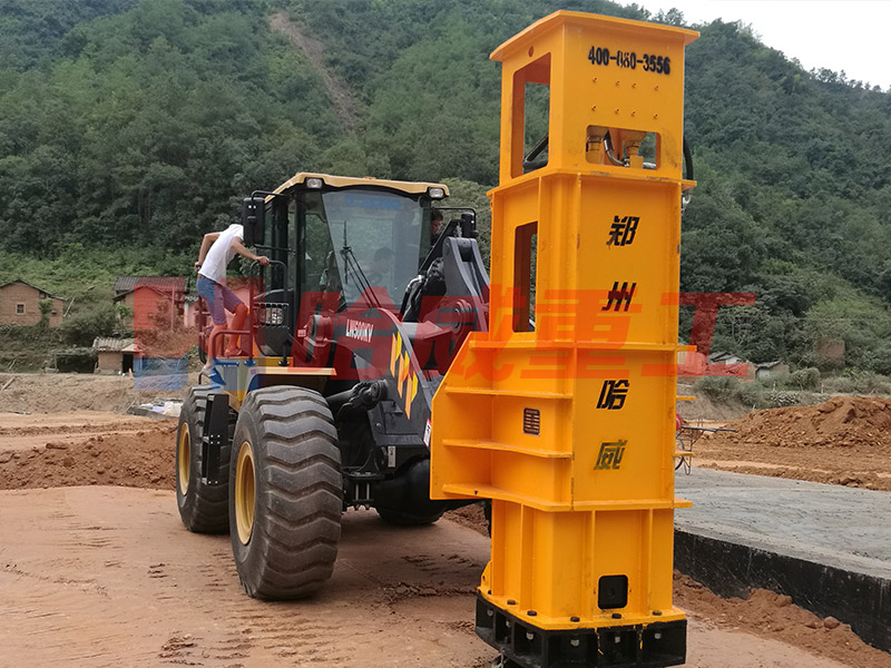 裝載機(jī)帶的夯實(shí)機(jī)